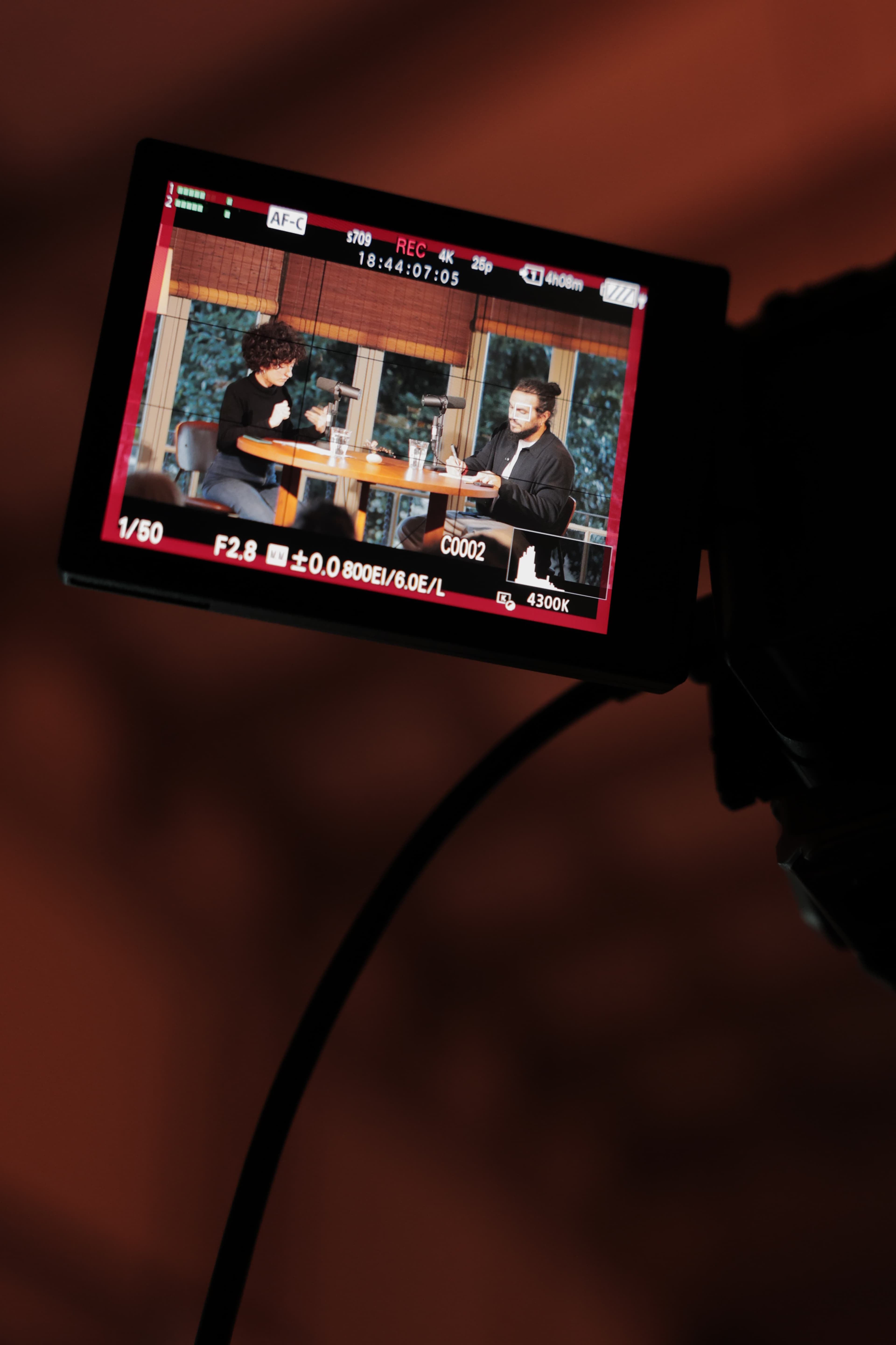 Vista de la pantalla de la cámara que se usa para grabar el podcast de diálogos de Virupa