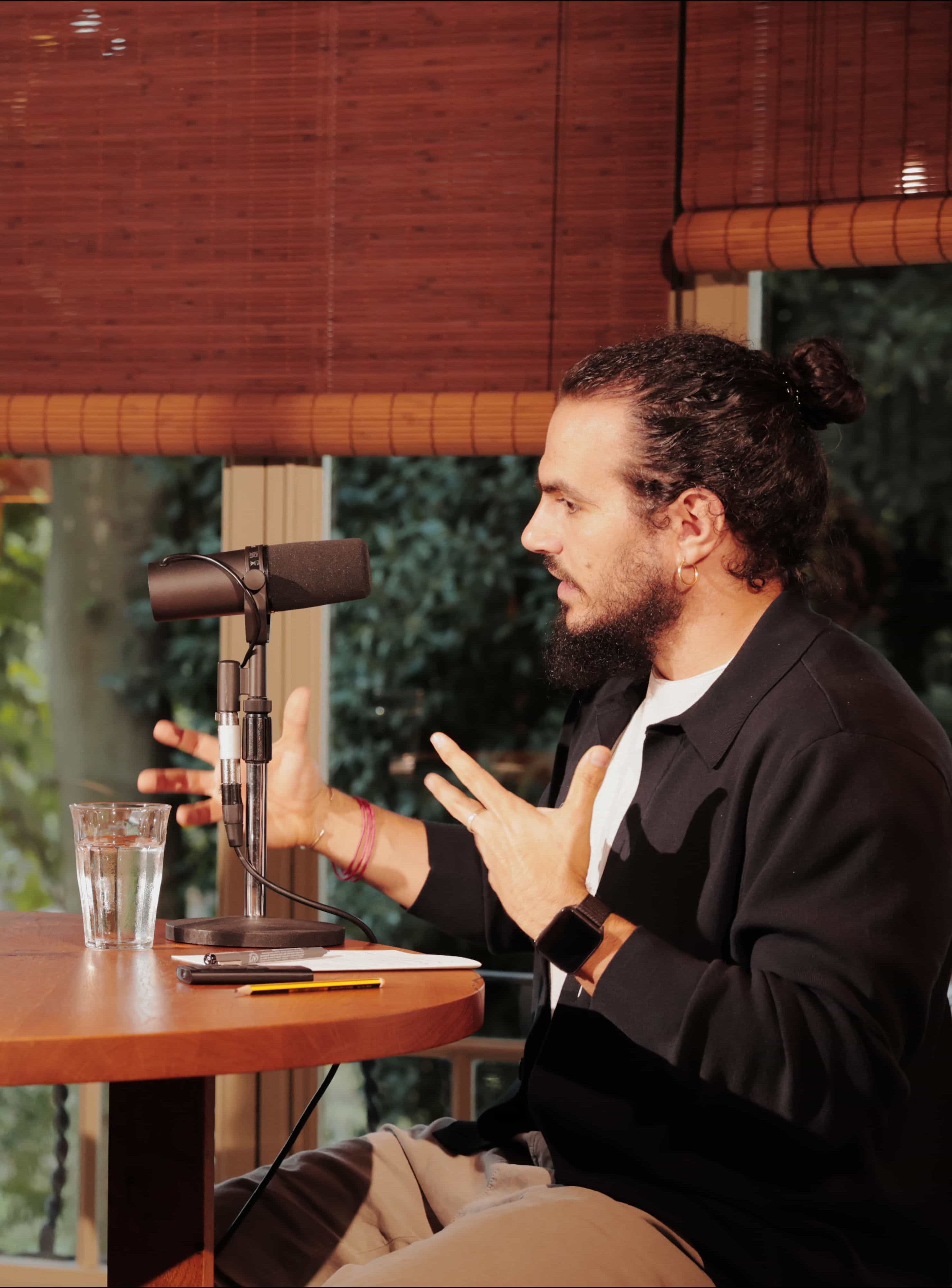 Lama Norbu speaking in an episode of Diálogos de Virupa