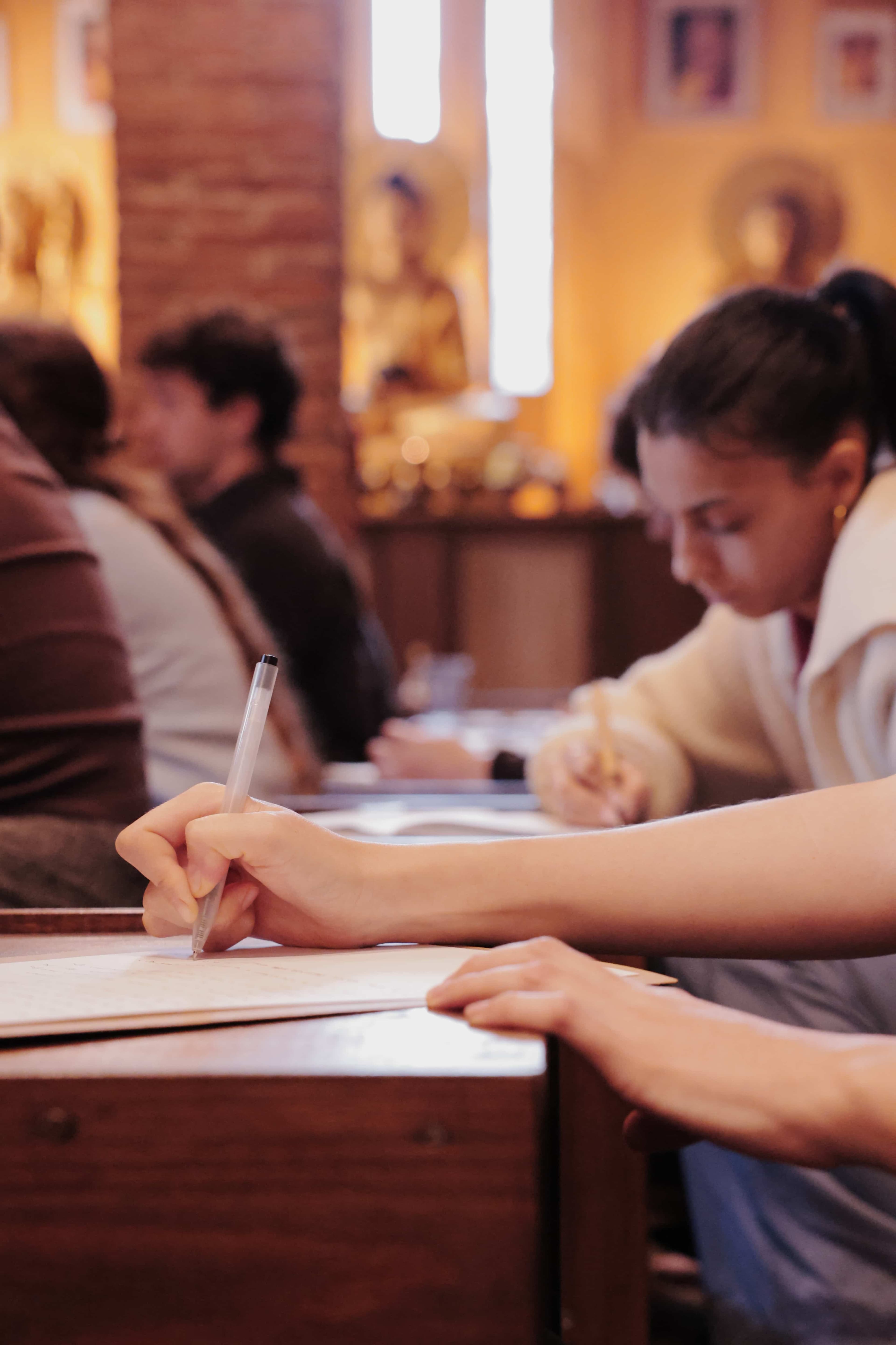 Estudiante de Casa Virupa tomando apuntes en una libreta