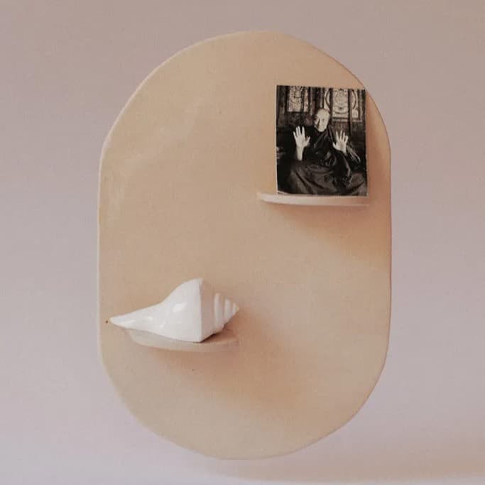 Pearl-coloured ceramic altar