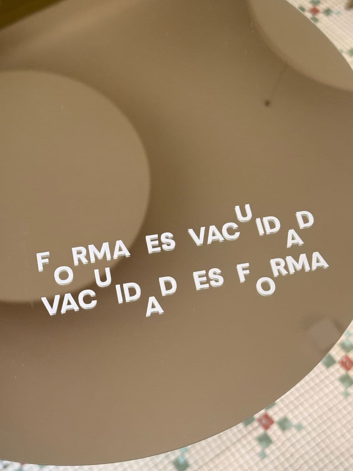 Vinilo adhesivo con la frase "Vacuidad es forma. Forma es vacuidad"